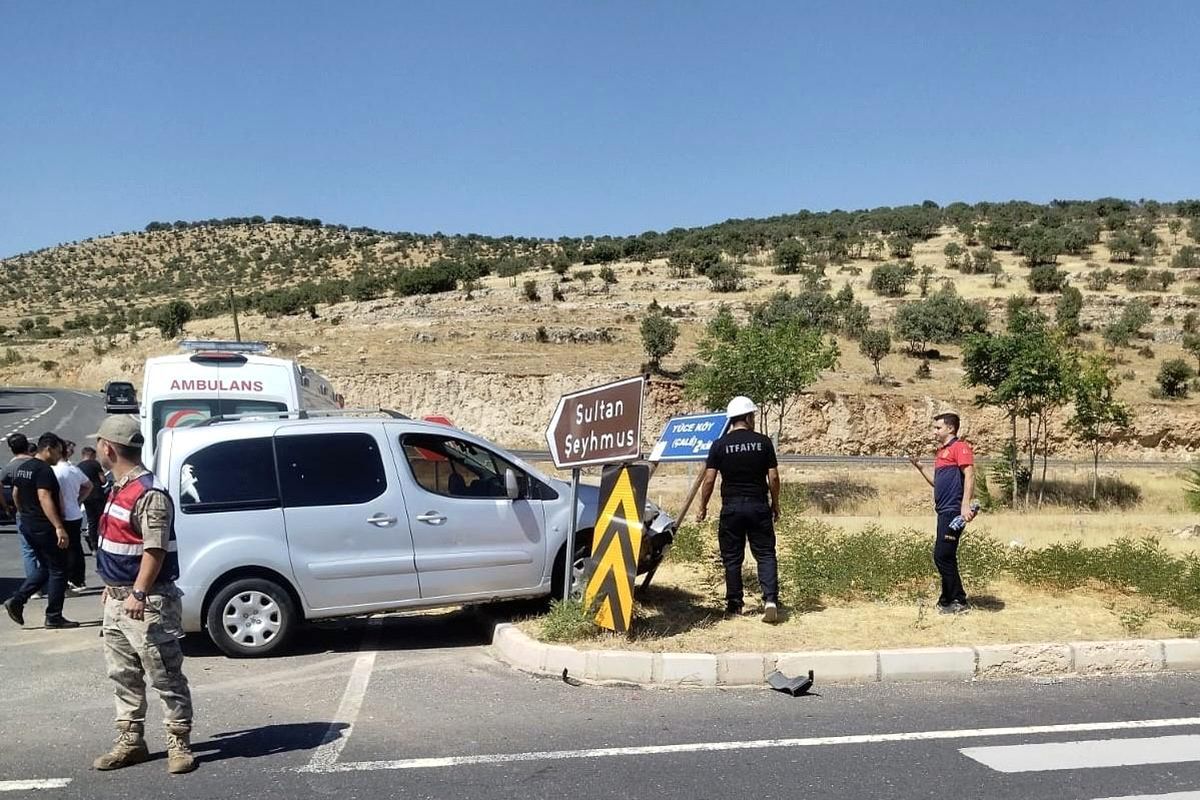 Mardin\'de otomobil ile hafif ticari araç çarpıştı: 2 yaralı