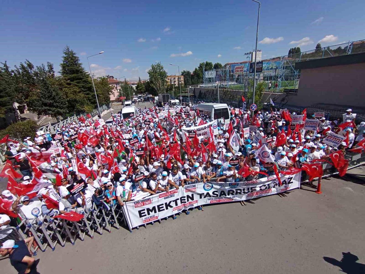 Memur-Sen Üyeleri Ankara\'da Yürüyüşü Tamamladı