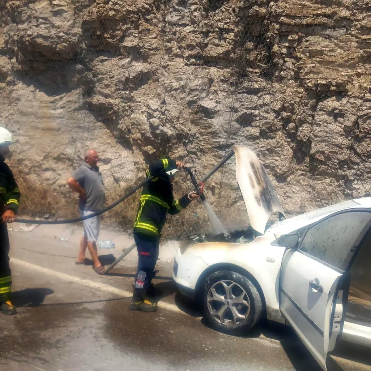 Hatay\'da seyir halindeyken motor kısmı yanmaya başlayan araçta hasar oluştu