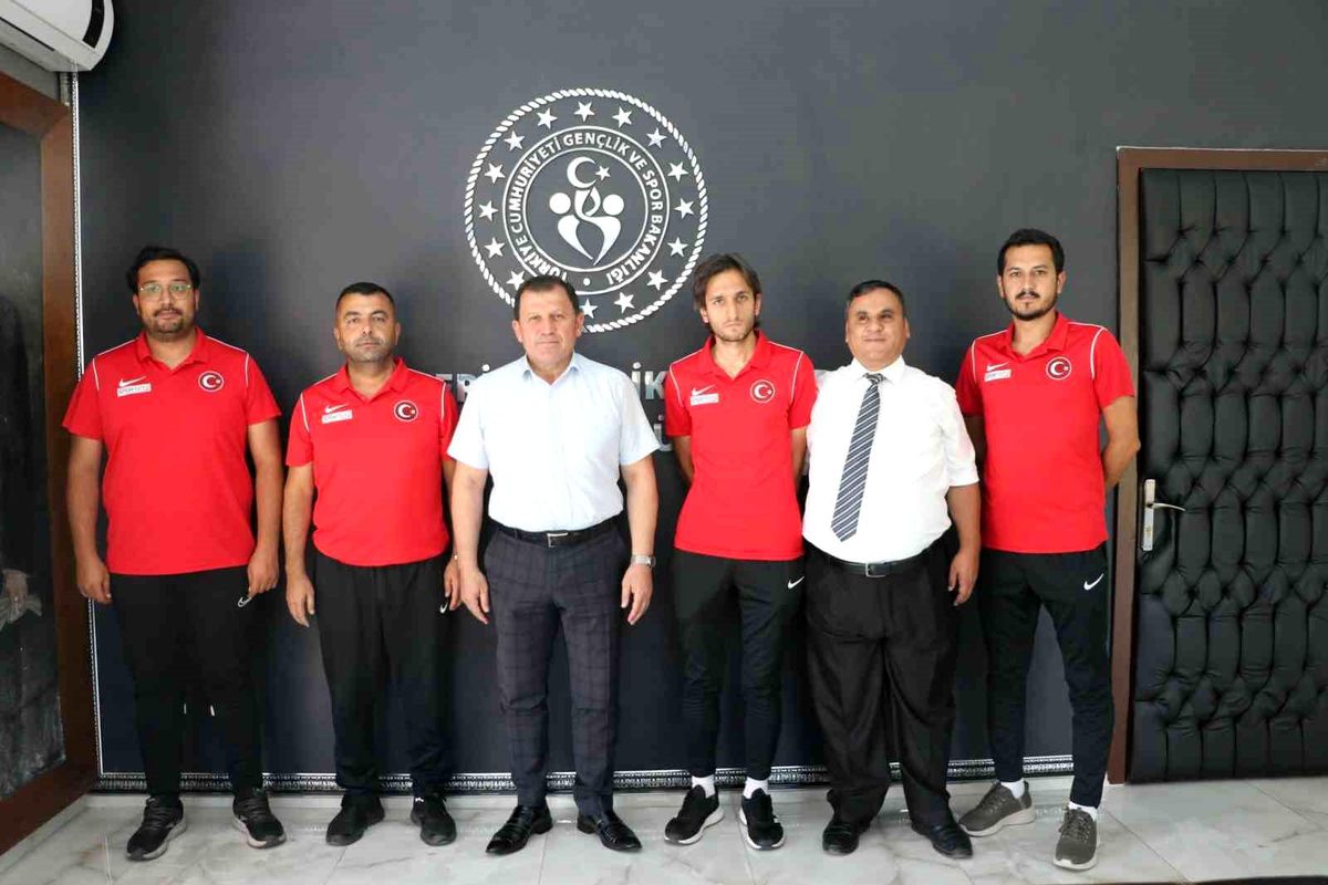 Görme Engelliler B1 Futbol Mili Takımı, Kayseri Gençlik ve Spor İl Müdürü\'nü ziyaret etti