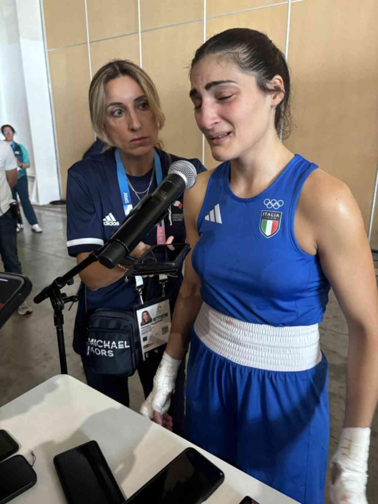 Olimpiyatlarda cinsiyet tartışması! 'Trans' olduğu iddia edilen Imane Khelif'in rakibi 46. saniyede sahadan çekildi