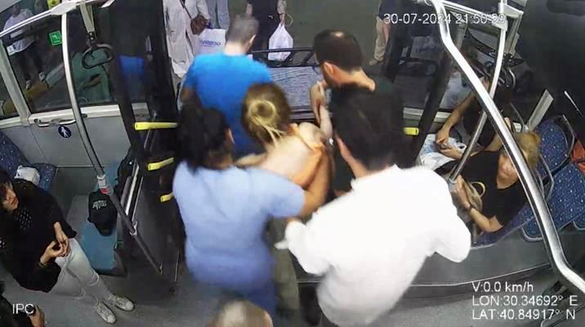 Sakarya Büyükşehir Belediyesi Otobüs Şoförü Fenalaşan Kadını Hastaneye Yetiştirdi
