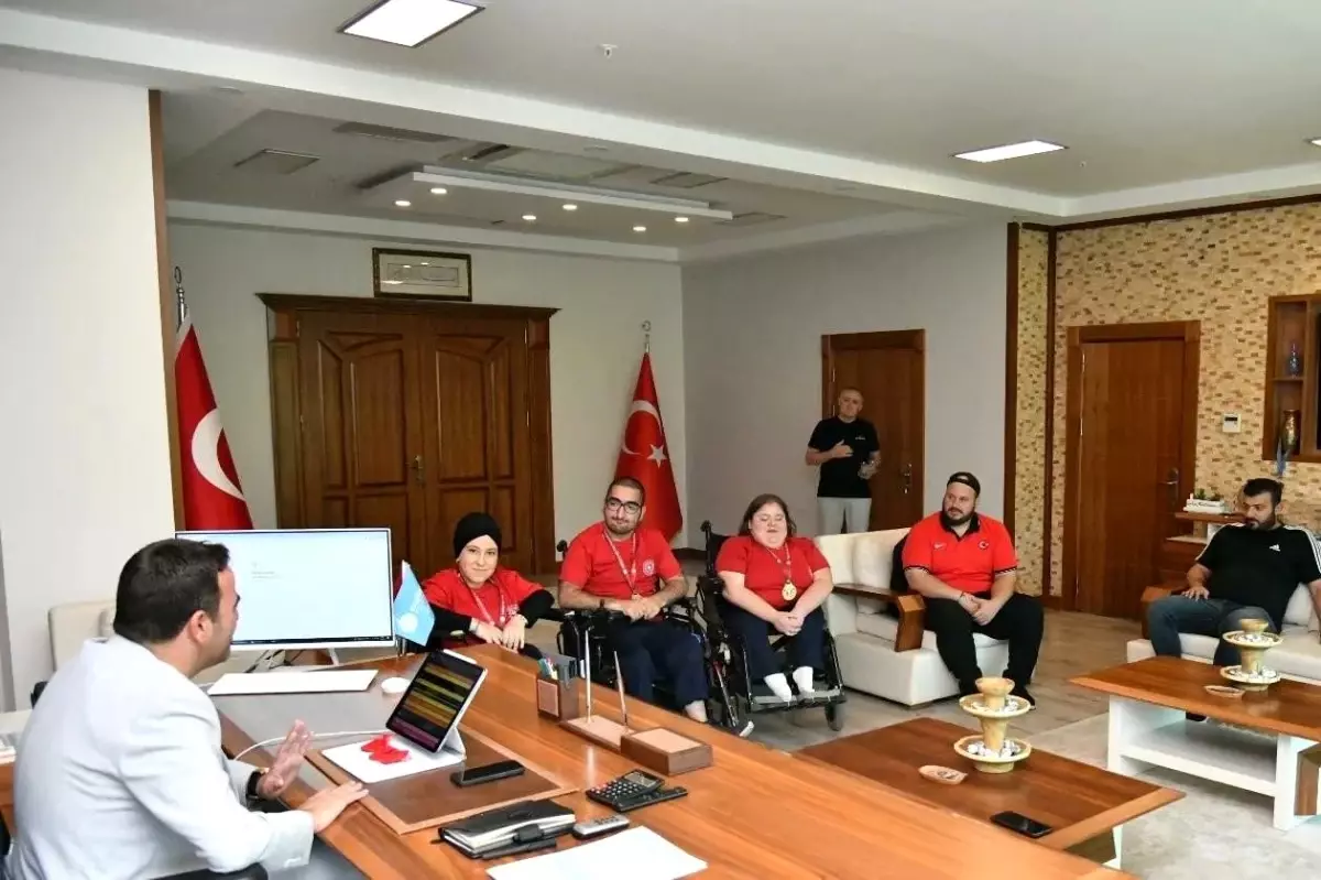 Başiskele Belediye Başkanı Yasin Özlü, Türkiye Bedensel Engelliler Para Powerlifting Gençler ve Büyükler Türkiye Şampiyonası\'nda dereceye giren sporcuları ağırladı