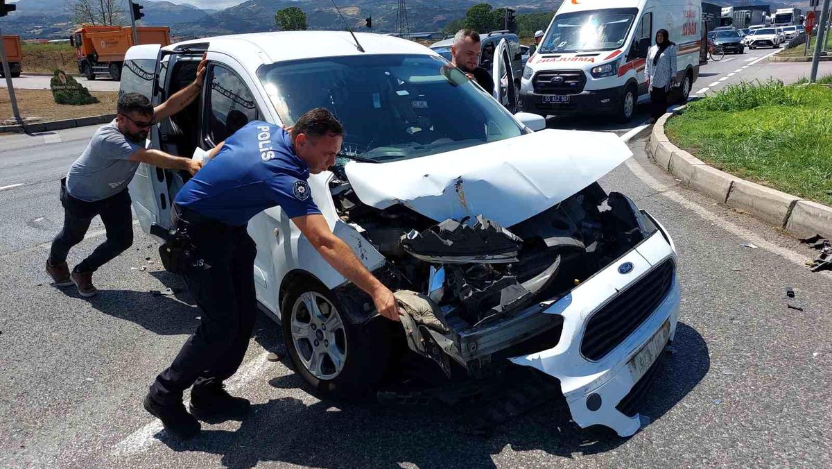 Samsun\'da Hafif Ticari Araç Kamyonla Çarpıştı: 1 Yaralı