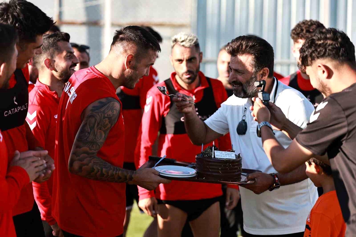 Sivasspor Teknik Direktör Bülent Uygun\'un doğum günü kutlandı
