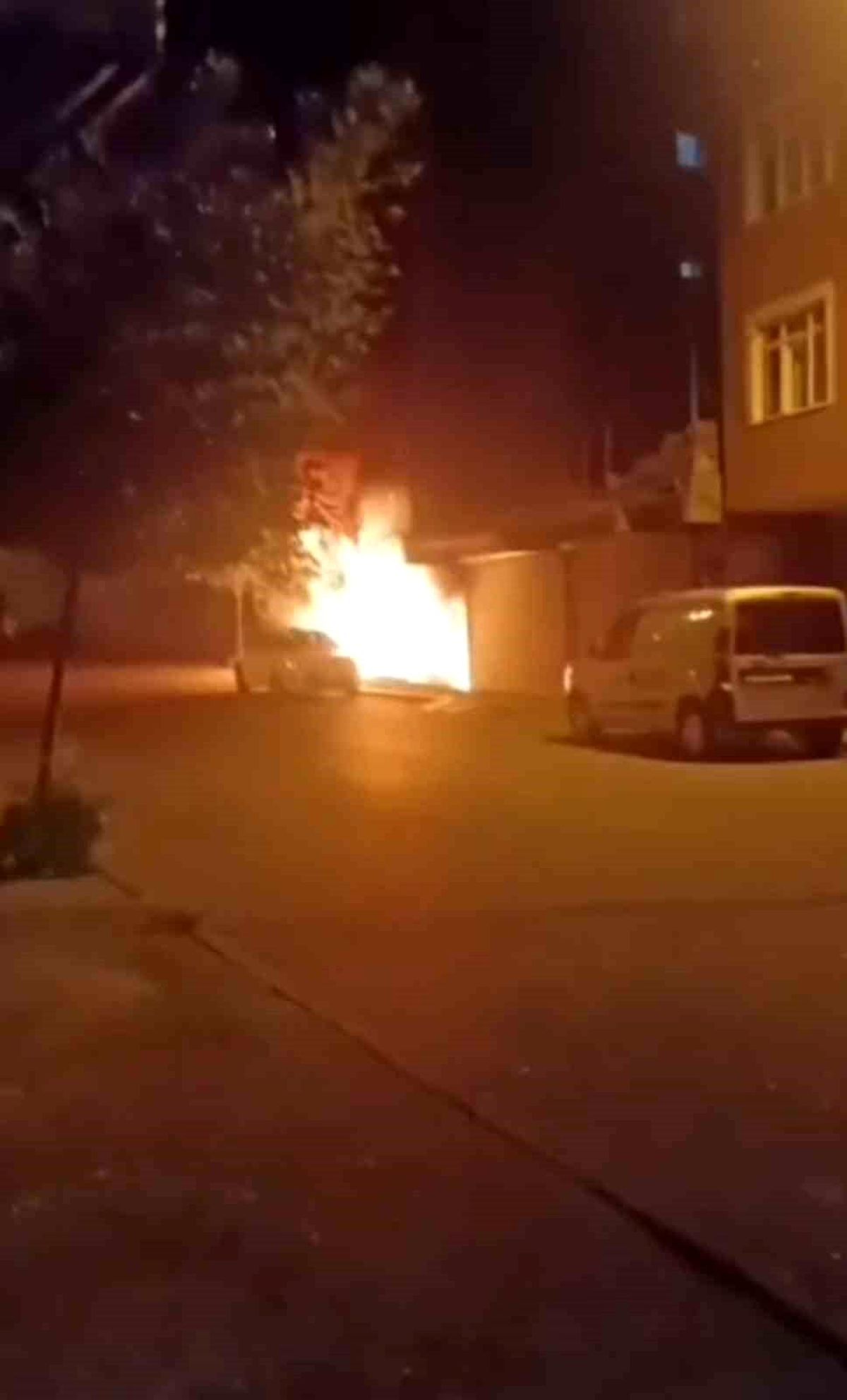 Sultanbeyli\'de Yatak İmalathanesinde Yangın Çıktı