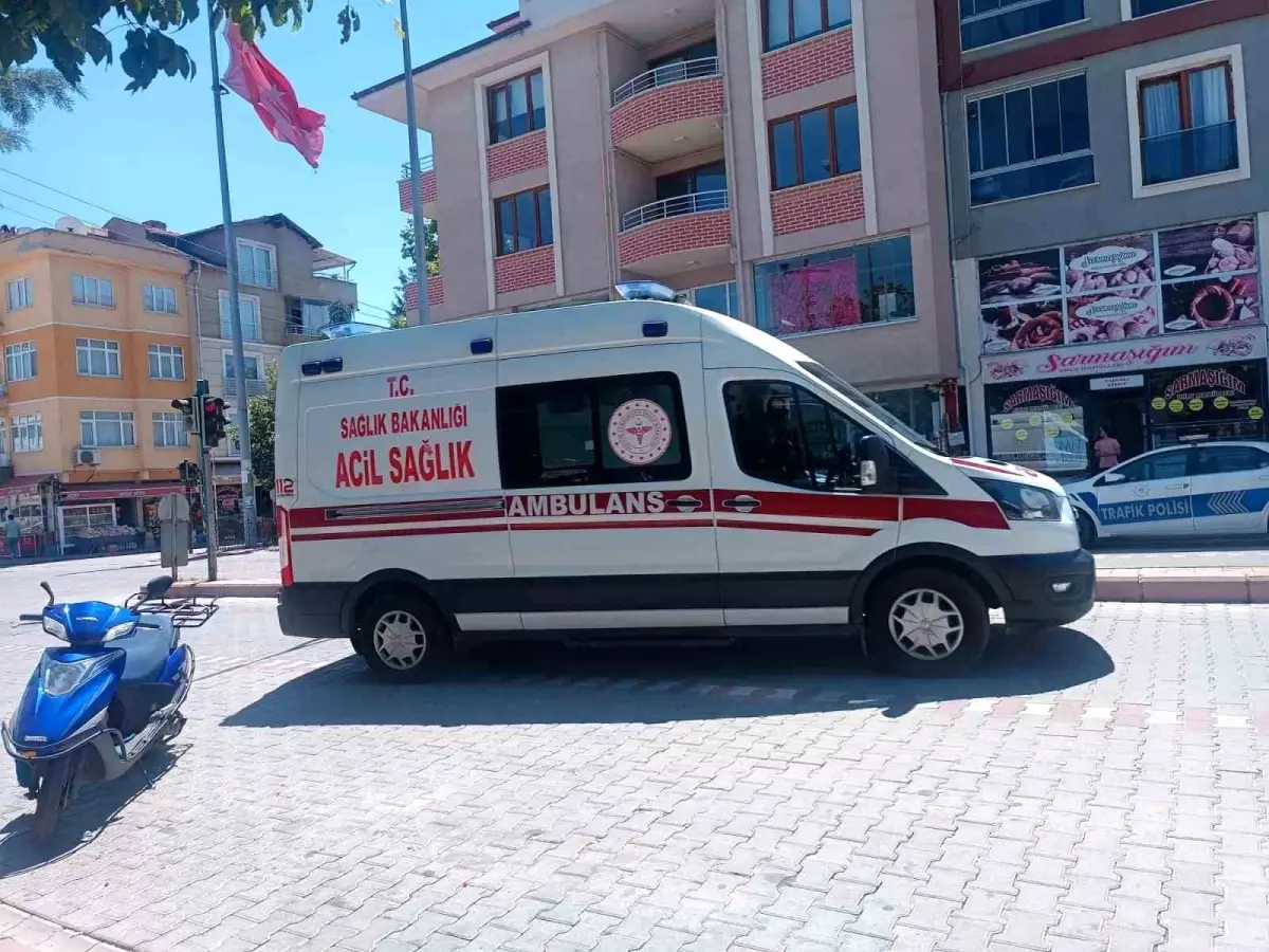 Kütahya\'da Kırmızı Işık İhlali Yapan Motosiklet Yayaya Çarptı: 3 Yaralı