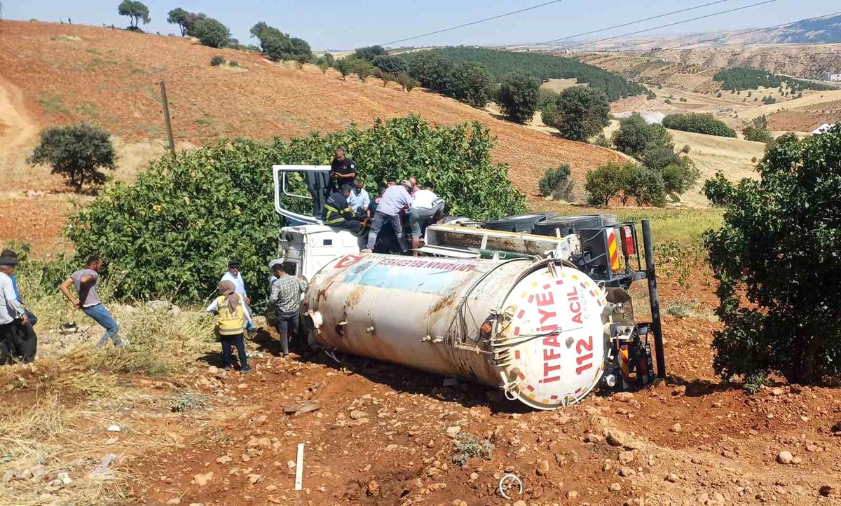 Adıyaman\'da İtfaiye Tankeri Devrildi: 1 Yaralı