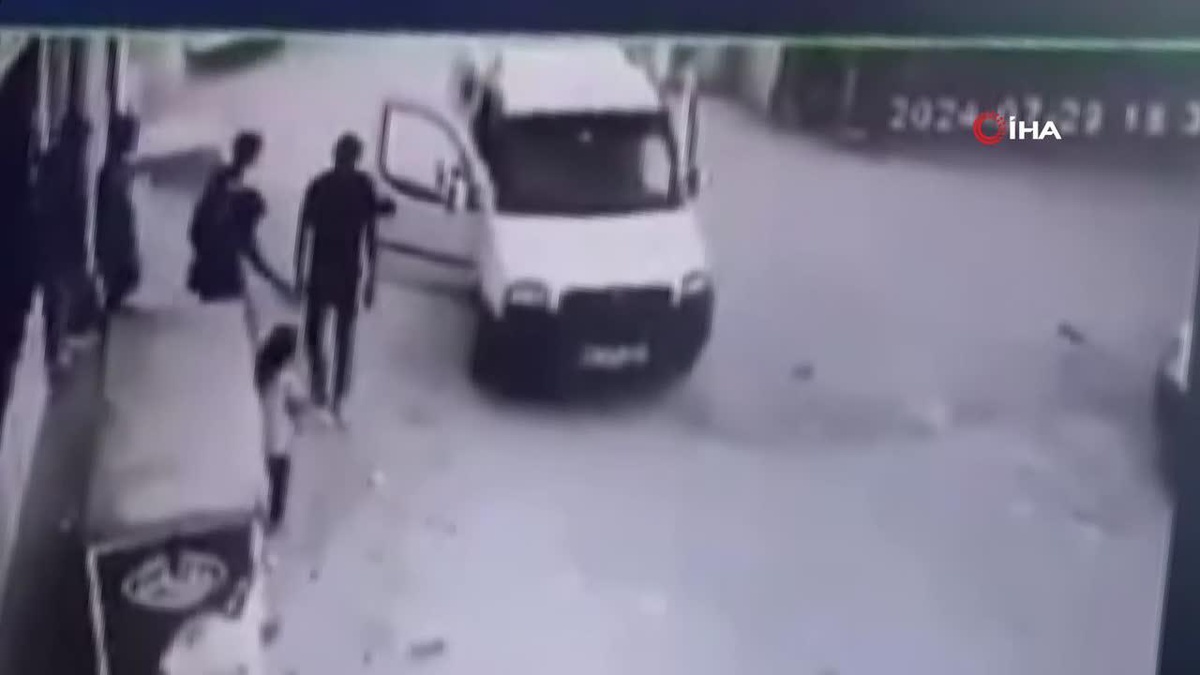 Yola fırlayan küçük çocuğa hafif ticari araç böyle çarptı
