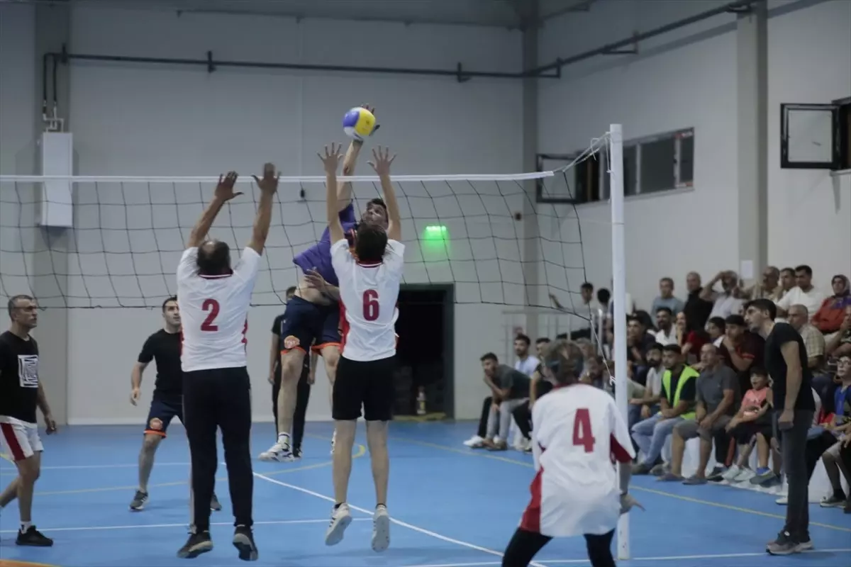 Elazığ\'ın Ağın ilçesinde düzenlenen voleybol turnuvası sona erdi