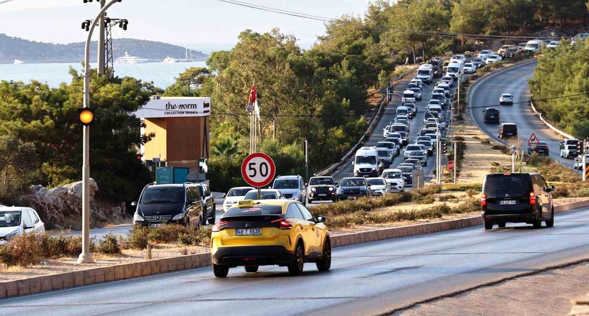Bodrum\'da Tatilcilerin Akını Trafik Yoğunluğuna Neden Oldu