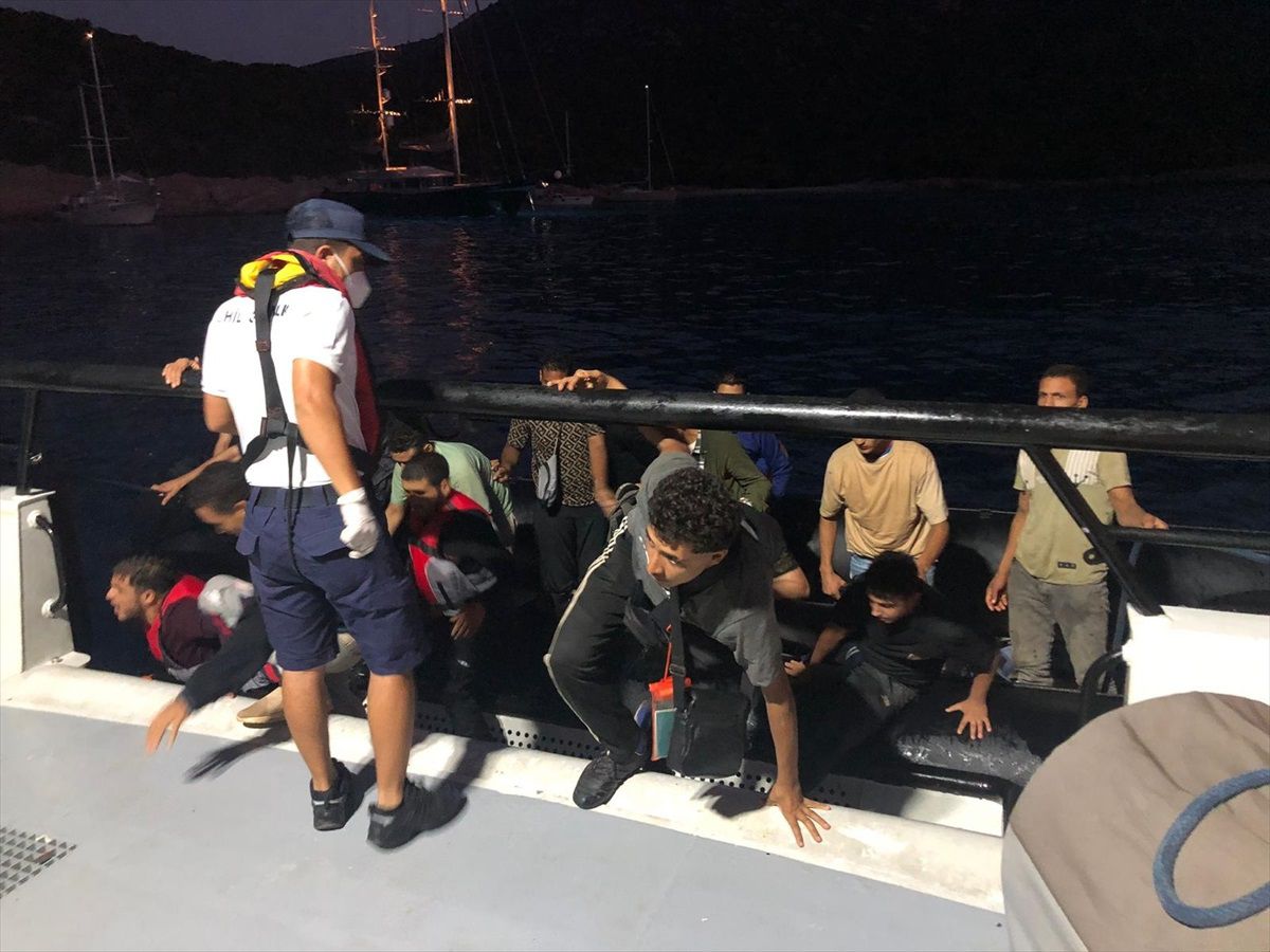 Muğla\'da 53 düzensiz göçmen kurtarıldı