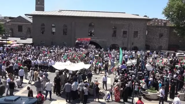 İsrail protestosunda tehlikeli gerginlik! Tekbir getirerek Burger King şubesine saldırdılar