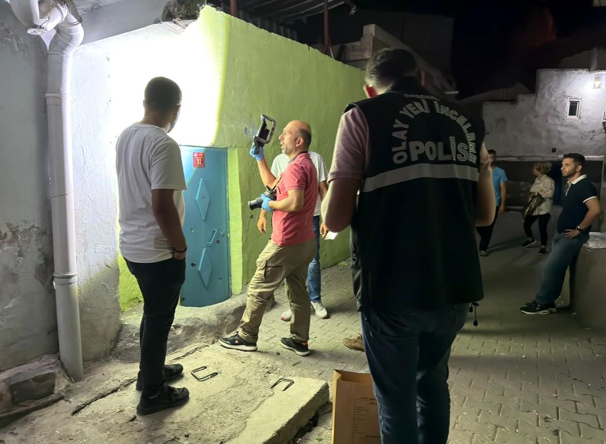Diyarbakır\'da silahlı kavgada evinin önünde oturan kadın yaralandı