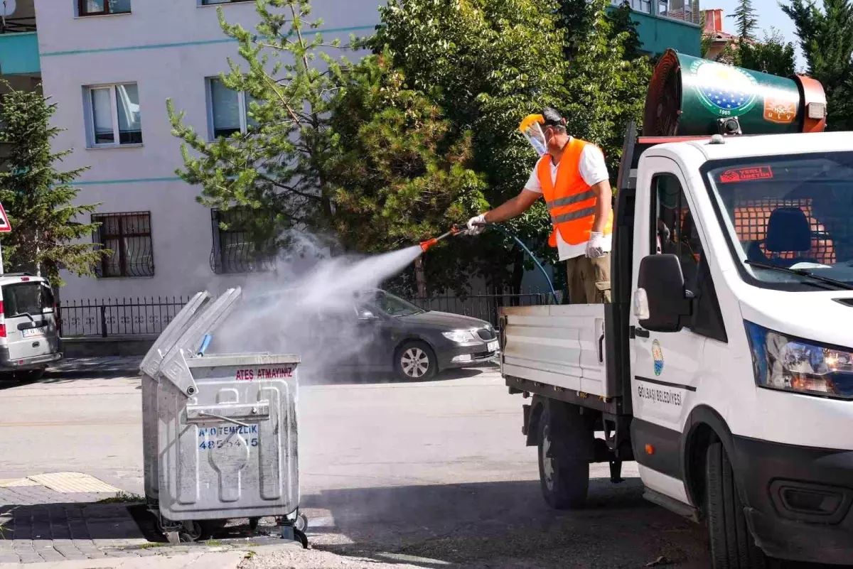 Ankara\'nın Gölbaşı Belediyesi Çöp Konteynerlerini İlaçladı