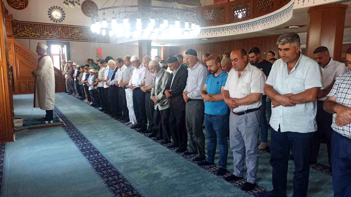 İran\'da suikast sonucu şehit düşen Hamas Siyasi Büro Başkanı İsmail Haniye için Ahlat\'ta gıyabi cenaze namazı kılındı