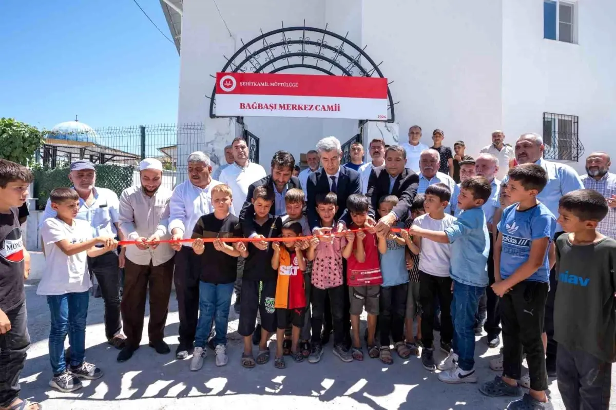 Gaziantep\'te Depremde Hasar Gören Cami İmece Usulüyle Yeniden Açıldı