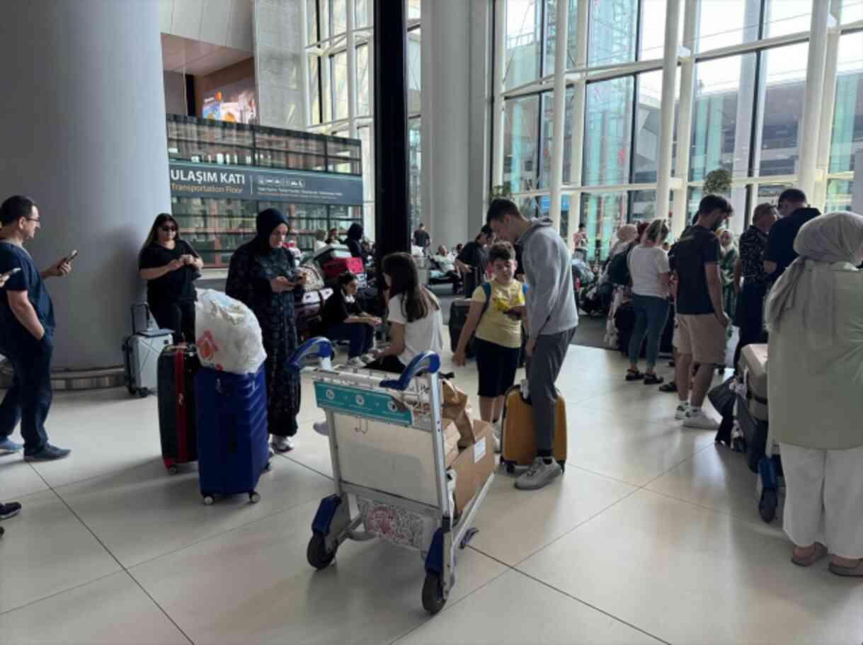 Havada korku dolu anlar! AJet'in Trabzon-Bursa uçuşu İstanbul Havalimanı'na acil iniş yaptı