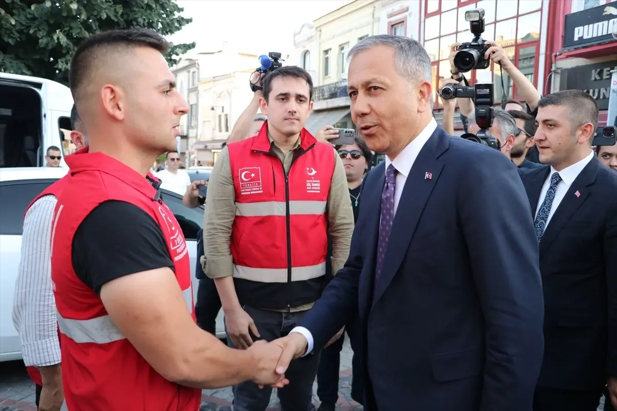 İçişleri Bakanı Ali Yerlikaya, Edirne\'de Esnaf Ziyaretinde Bulundu