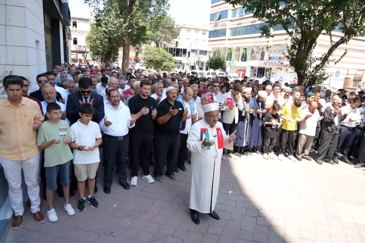 Iğdır\'da Cuma namazı sonrası İsmail Haniye için gıyabi cenaze namazı kılındı