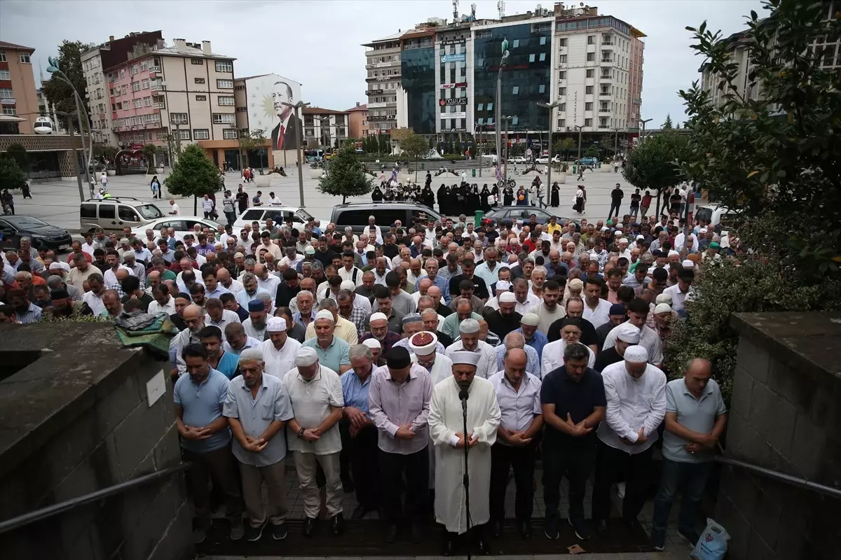 Hamas Lideri İsmail Heniyye İçin Türkiye\'de Gıyabi Cenaze Namazı Kılındı