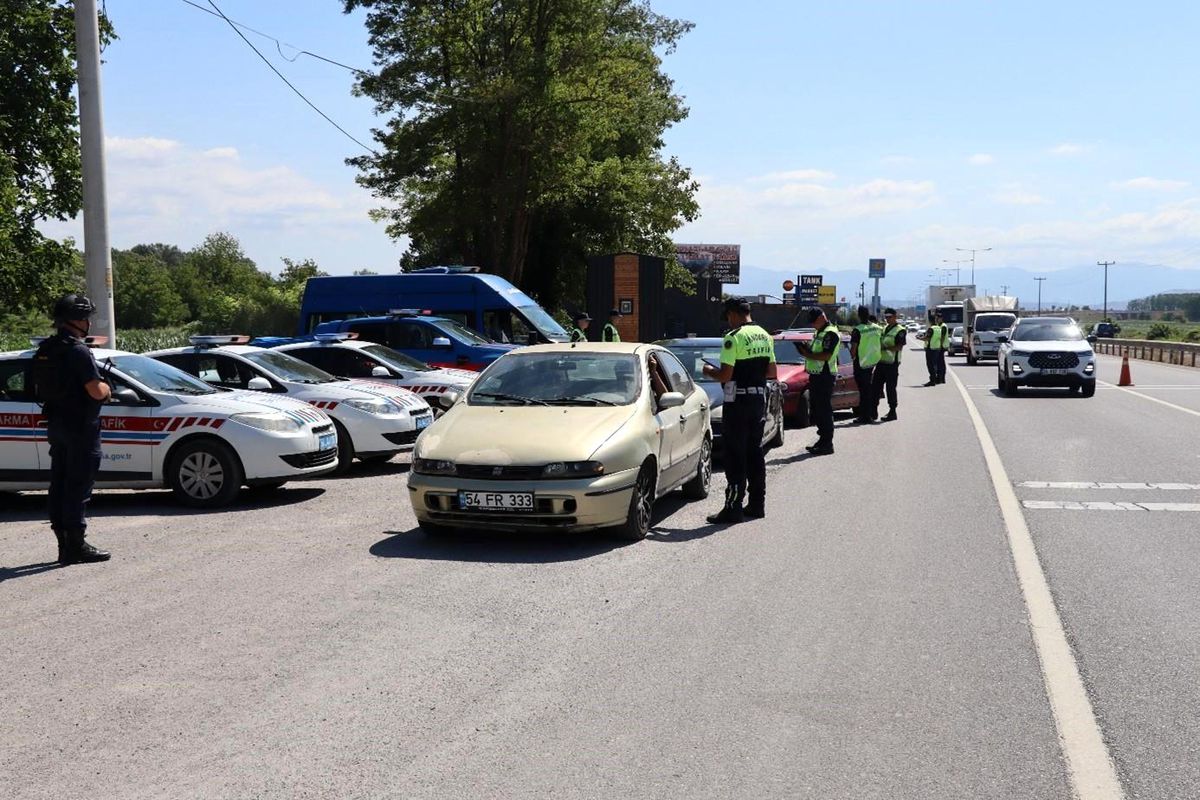 Sakarya\'da Jandarma Denetimlerinde 101 Bin Araç Kontrol Edildi