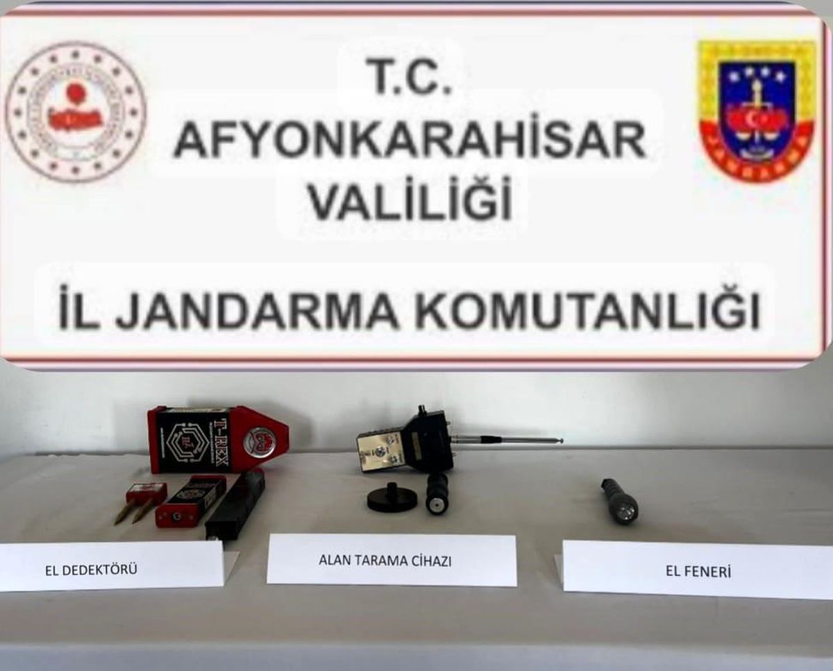 Afyonkarahisar\'da jandarmayı görerek kaçan şahıslar dedektör ve alan tarama cihazı ile yakalandı