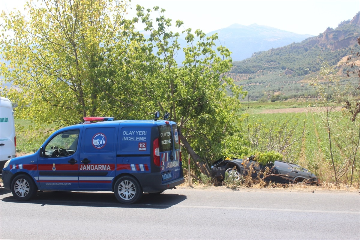 Manisa\'da Ağaca Çarpan Otomobildeki Karı Koca Hayatını Kaybetti