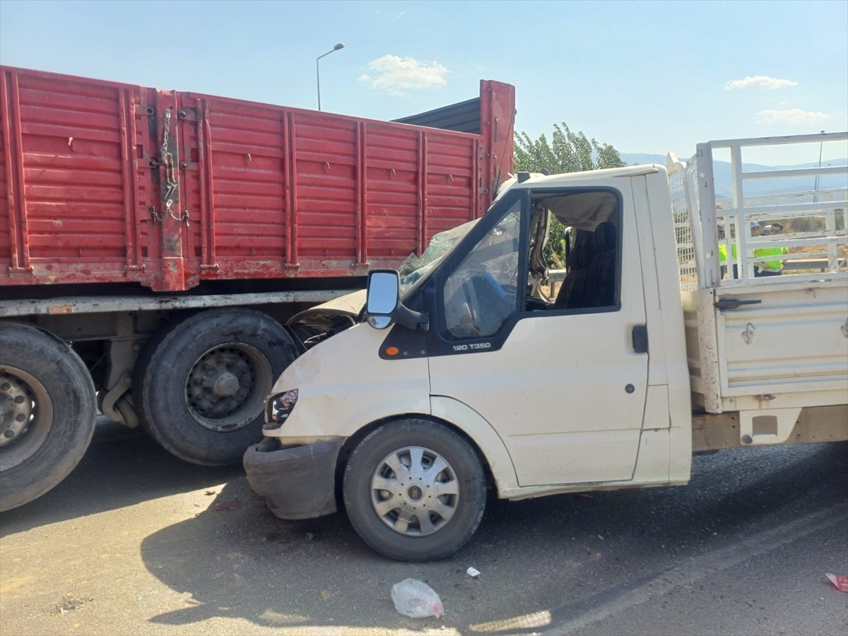 Manisa\'da zincirleme trafik kazası: 3 yaralı
