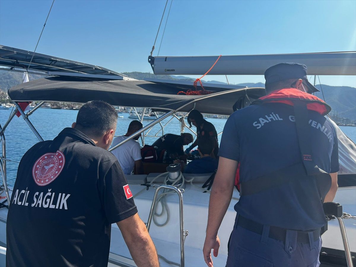 Marmaris açıklarında tekne ve yelkenlide rahatsızlanan 2 kişi tahliye edildi
