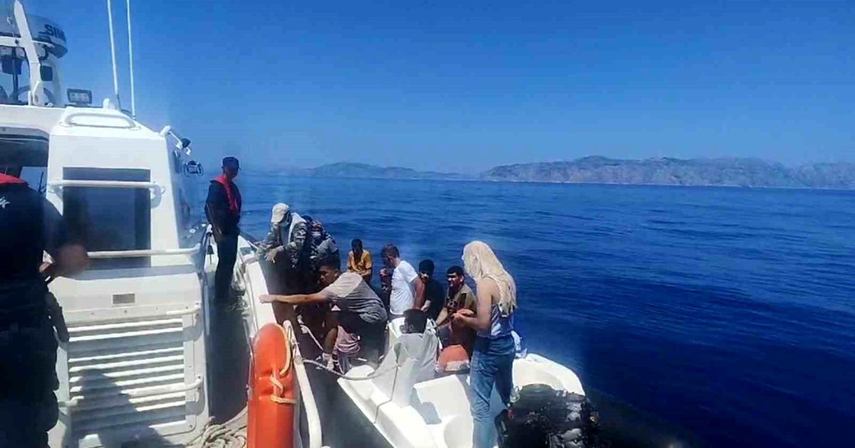 Marmaris Açıklarında Arızalanan Lastik Bot Kurtarıldı