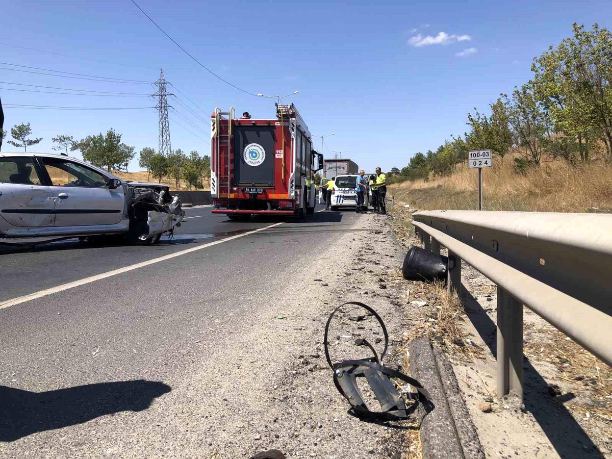 Tekirdağ\'da Kontrolden Çıkan Otomobil Tıra Çarptı