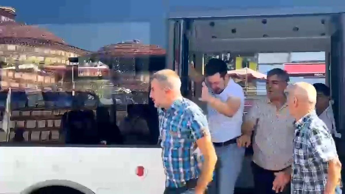 Bursa\'da Yolcu Tartışması Sonucu Çıkan Kavga Diğer Yolcular Tarafından Engellendi