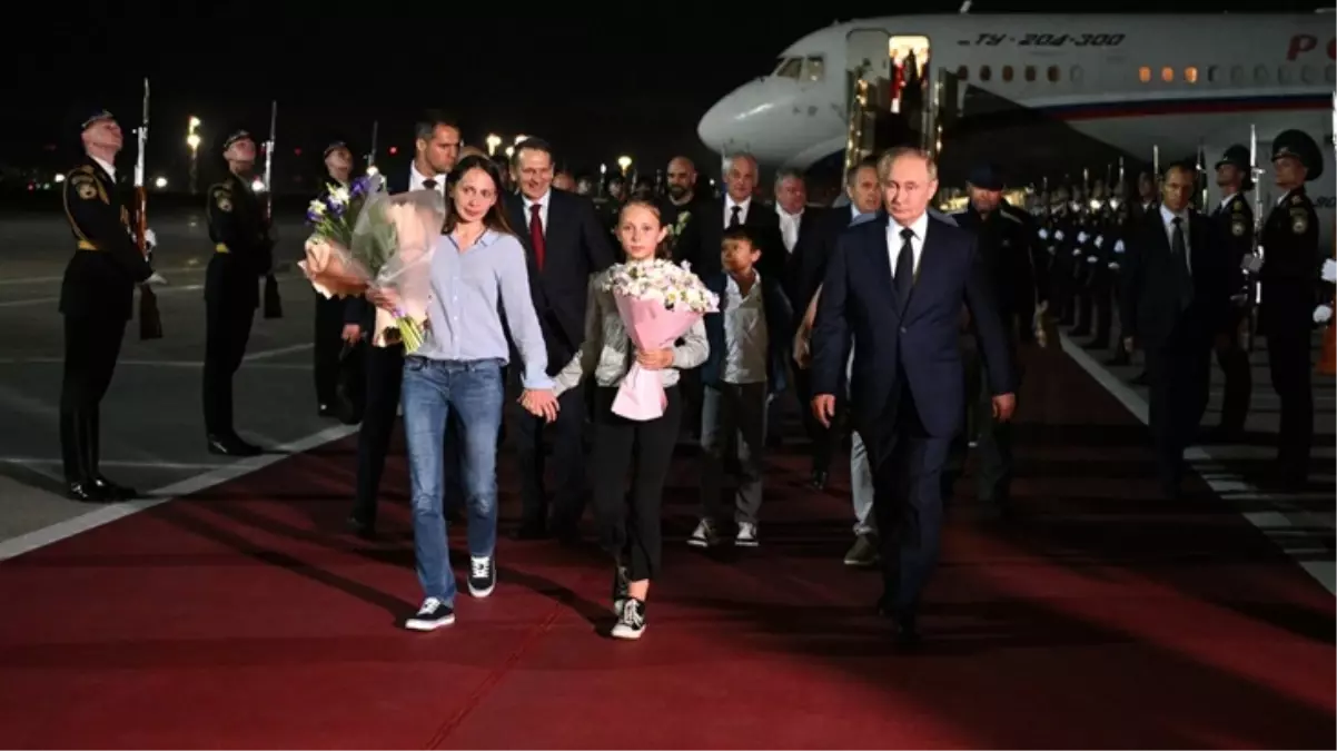 Putin, MİT\'in tarihi takas operasyonuyla Rusya\'ya dönenleri havalimanında karşıladı