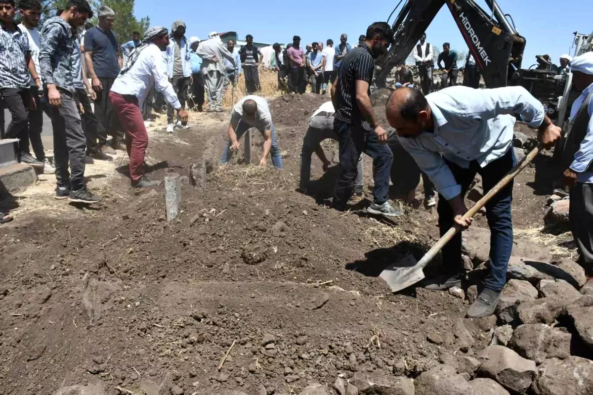 Şanlıurfa\'da Otomobil Kazası Sonucu Hayatını Kaybeden 5 Çocuk Yan Yana Toprağa Verildi