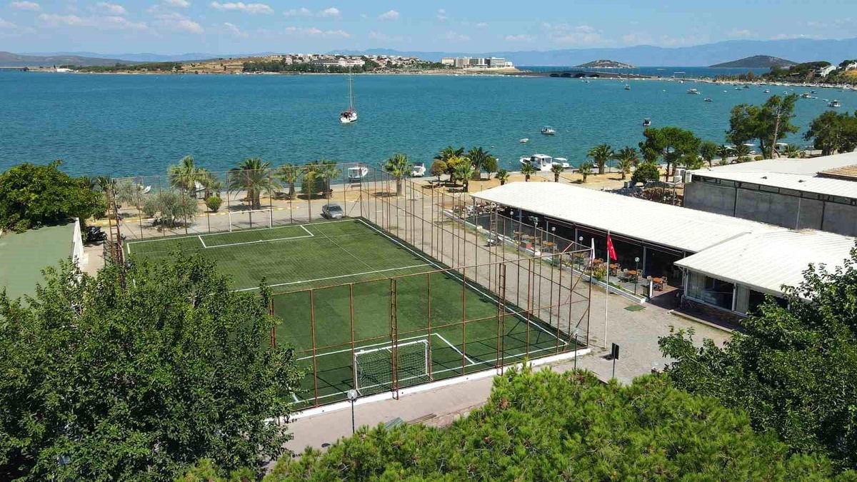 Ayvalık\'ta Sarı Zeybek Sosyal ve Spor Tesisleri Yenilendi