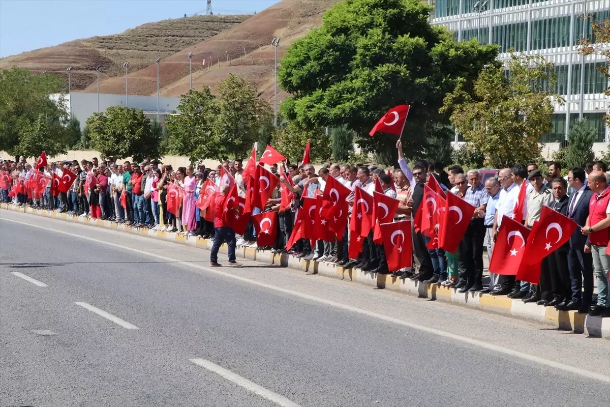 Kastamonu\'da şehit olan polis memuru Ahmet Şahan, Çankırı\'dan geçerken vatandaşlar tarafından uğurlandı