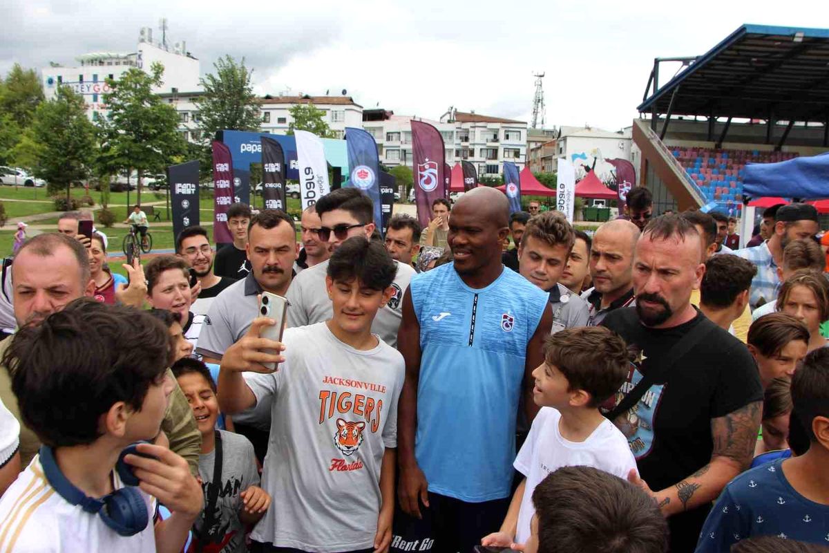 Trabzonsporlu Nwakaeme, taraftarlarla buluştu