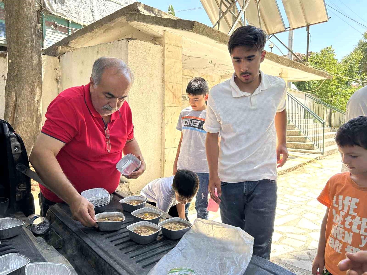Uşak\'ta Şehitler Adına 400 Kişilik Aşure Hayrı Yapıldı