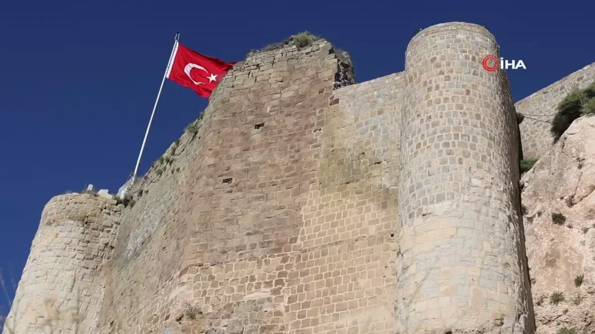 Vali Hatipoğlu, Harput Kalesi\'ndeki kazı ve restorasyon çalışmalarını inceledi