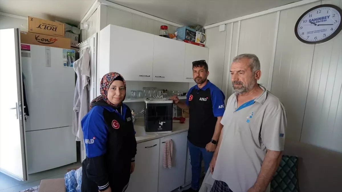 Adıyaman\'da afetzedelere portatif su arıtma cihazı dağıtıldı