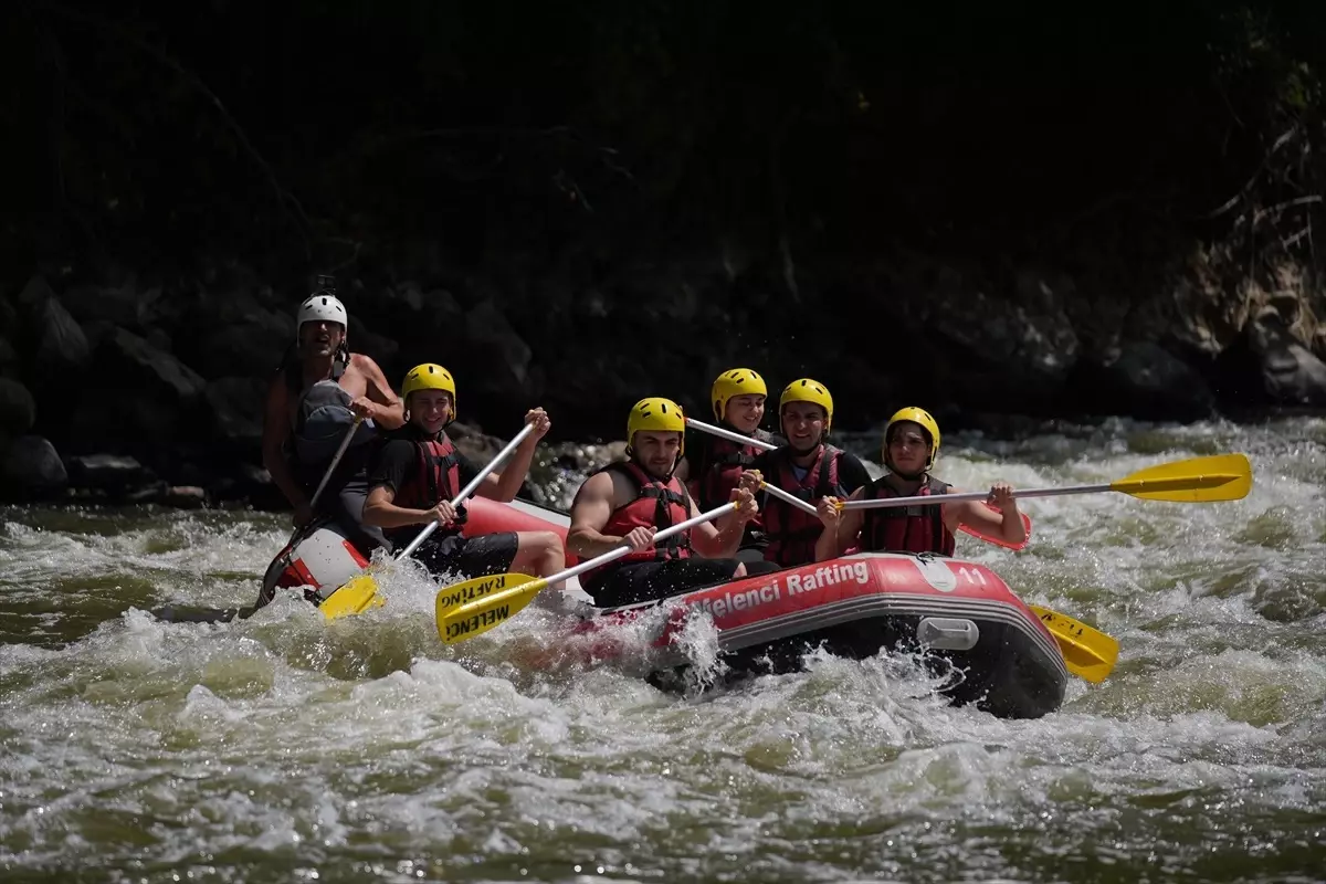 Düzce\'de Macera Tutkunları Melen Çayı\'nda Rafting Yaptı