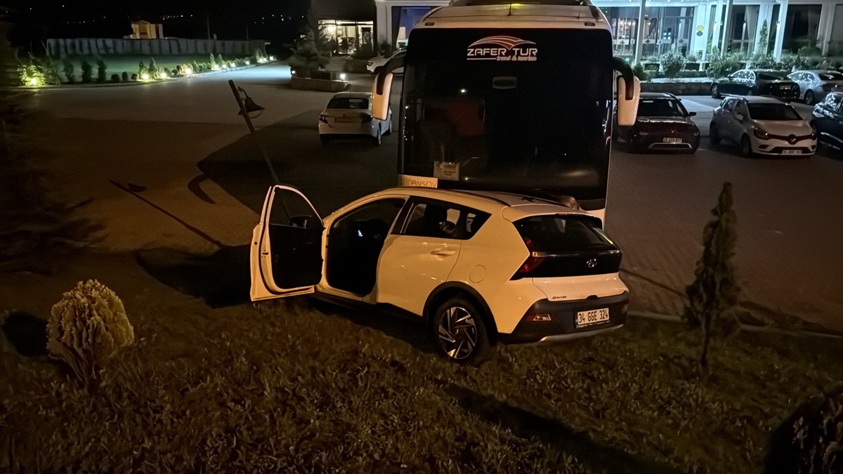 Bolu\'da Sürücüsü Uyuyan Otomobil Aydınlatma Direğine ve Otobüse Çarptı