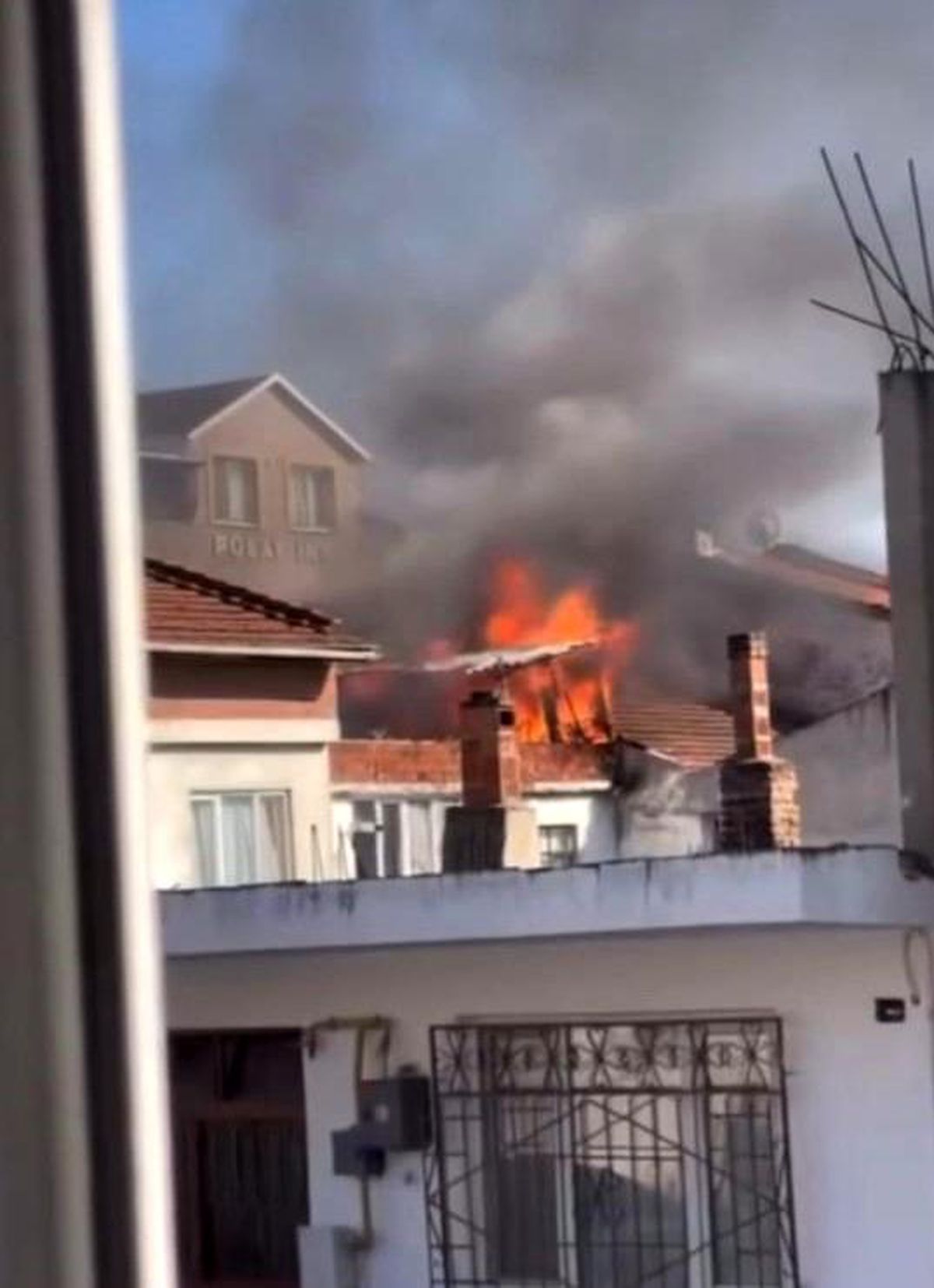 Bursa\'da bir binanın çatısında çıkan yangın söndürüldü
