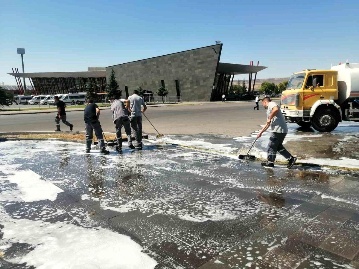 Kayseri Büyükşehir Belediyesi Otobüs Terminali\'nde Kapsamlı Temizlik Yaptı