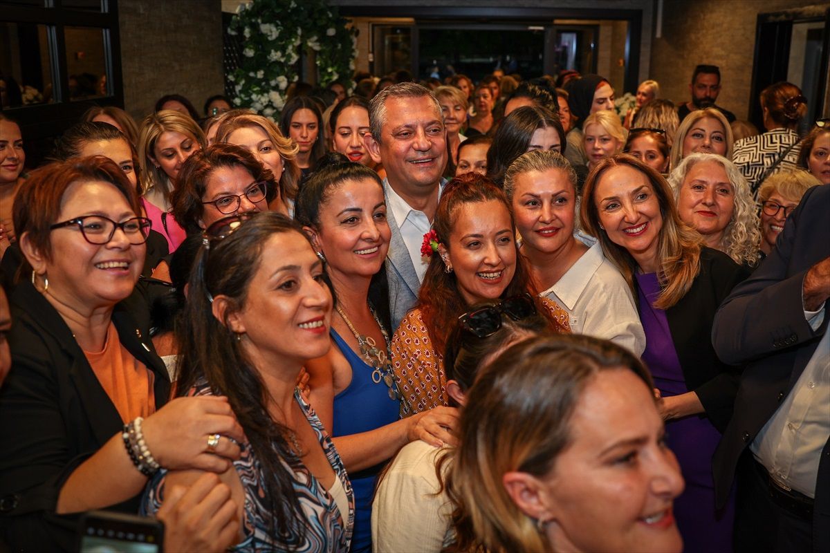 CHP Genel Başkanı Özgür Özel, Kadın Kolları Kurultayı öncesinde başkan adayları ve delegelerle buluştu