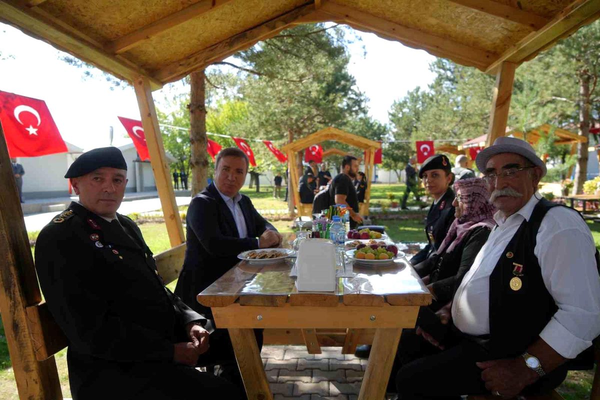 Erzincan\'da gözyaşlarını tutamayan şehit aileleri duygu dolu anlar yaşattı