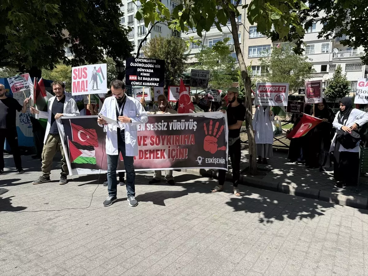 Eskişehir\'de Sağlık Çalışanları İsrail\'in Gazze\'ye Saldırılarını Protesto Etti