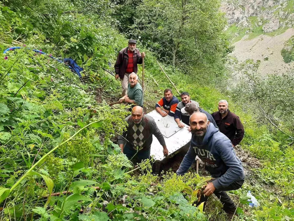 Rizeliler, 300 kilogramlık su deposunu kalaslar üzerinde çekerek yerleştirdi