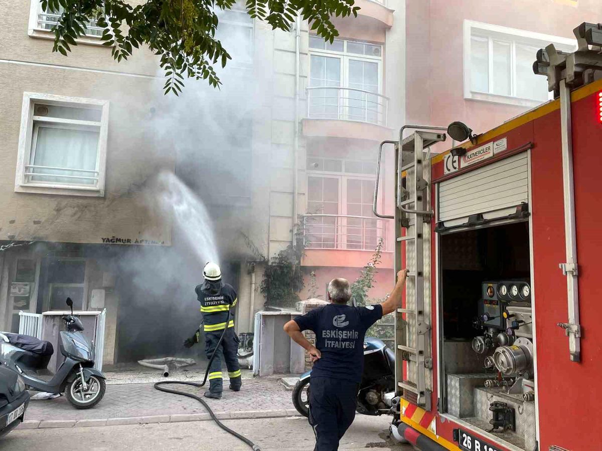 Eskişehir\'de Garaj Yangını: Araçlar Kullanılamaz Hale Geldi